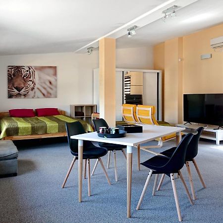 Riga City Center Quiet Apartment With Free Private Parking Exterior foto