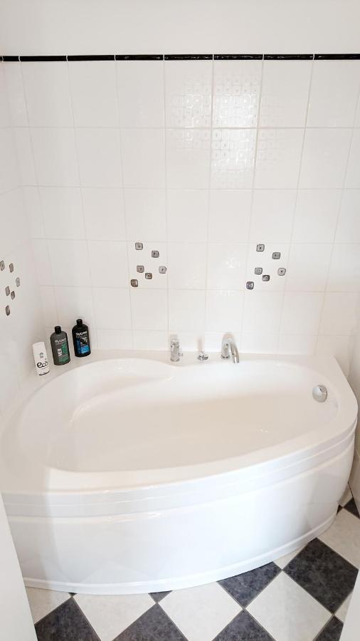 Riga City Center Quiet Apartment With Free Private Parking Exterior foto