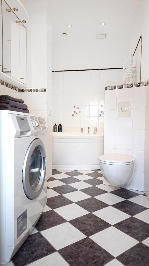 Riga City Center Quiet Apartment With Free Private Parking Exterior foto